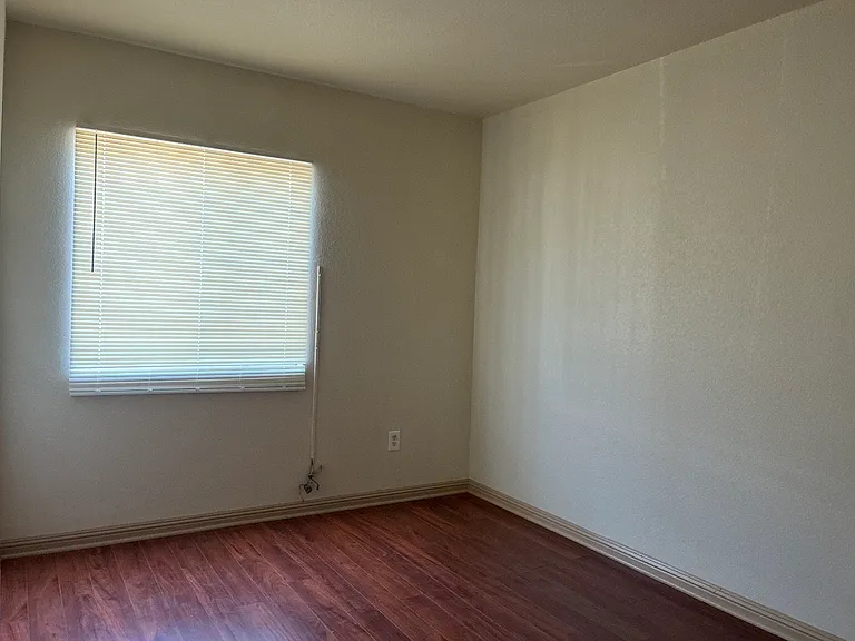 4264 S Menlo Ave — Photo 3