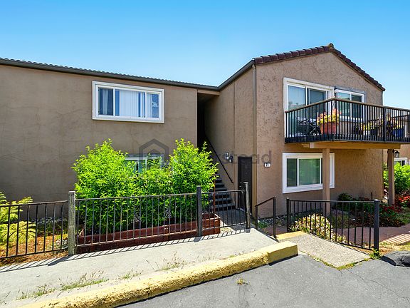 3rd image of 95 Pennsylvania Dr #33