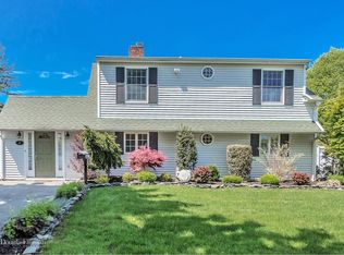 2 Hidden Ln, Westbury, NY 11590