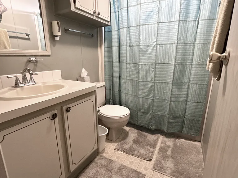 Full Bathroom with tub