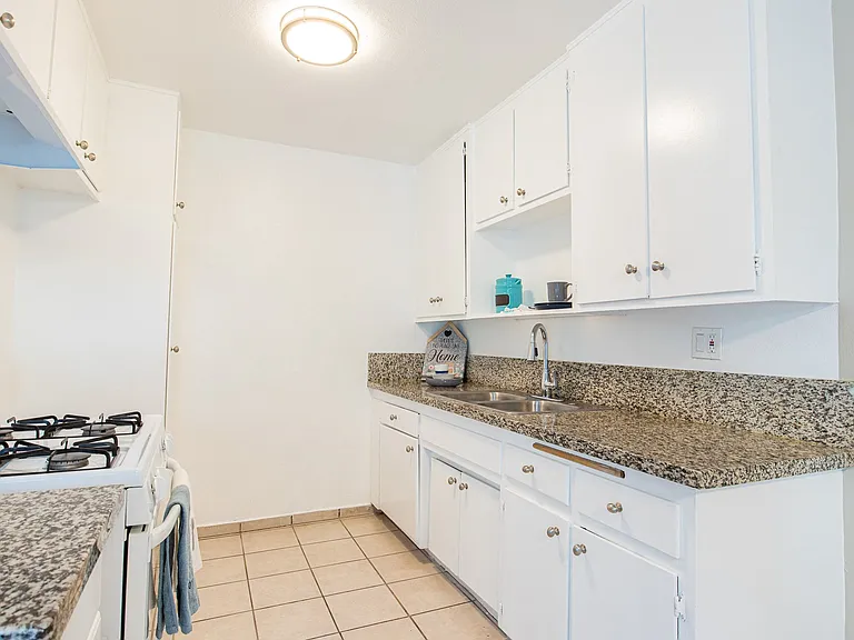 Cohasset Apartments — Photo 9