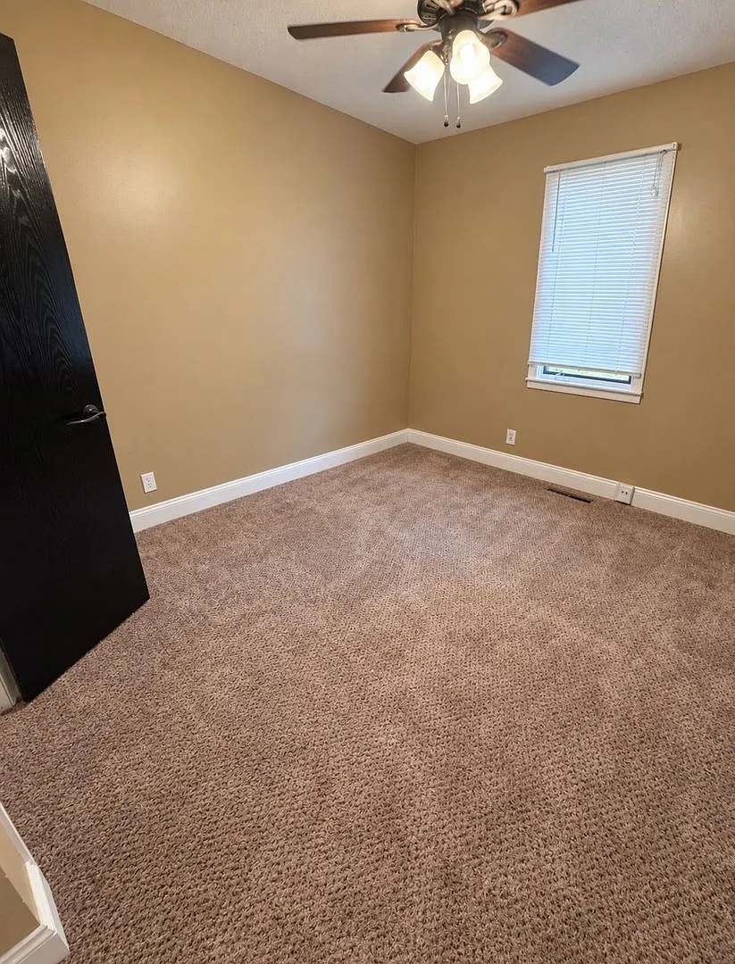 Beautiful spacious home Springfield, MO — Photo 4