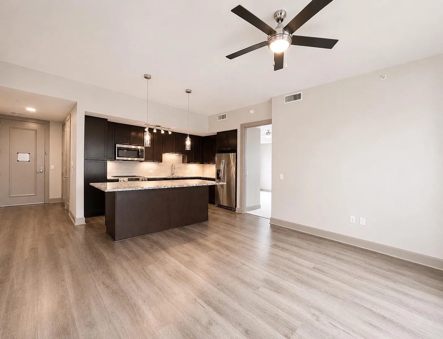 2 bed, 2.0 bath, 1131 sqft, $3,460 — Photo 4