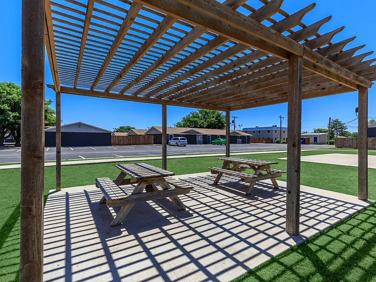 Oak Creek Apartments — Photo 2
