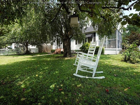 4th image of 4002 Noyes Ave
