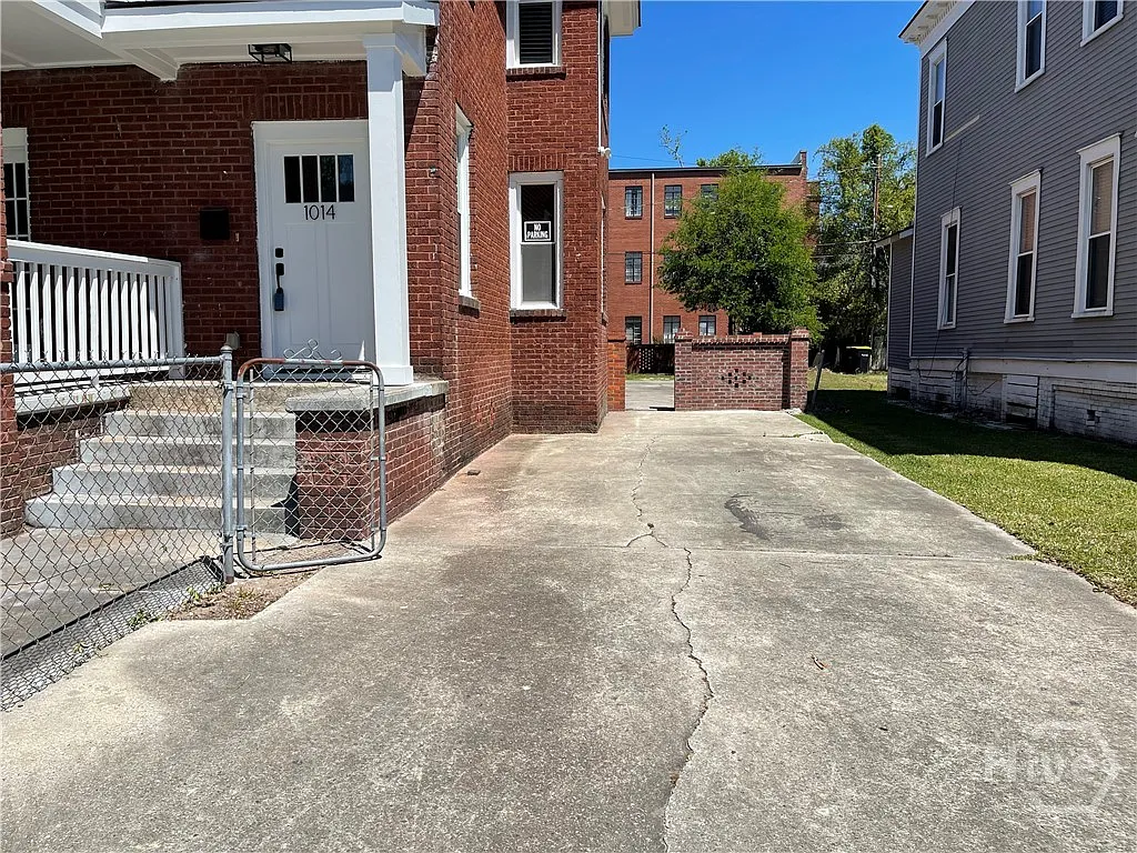 2 bed, 1.0 bath, 1642 sqft, $2,000 — Photo 2