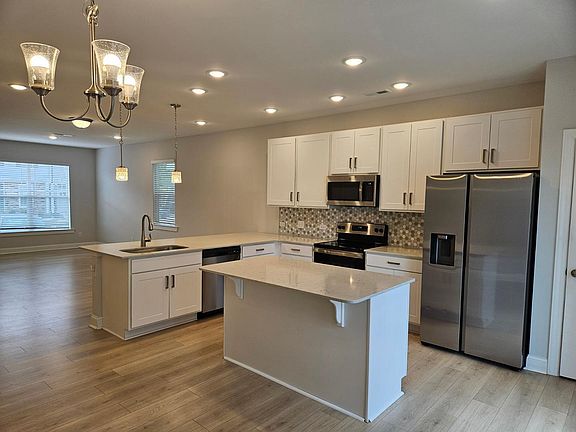 3rd image of 336 Old Grove Ln