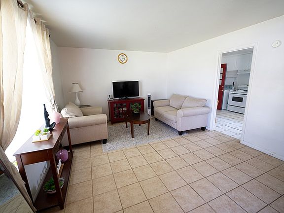 4th image of 4320 Redbud Ave