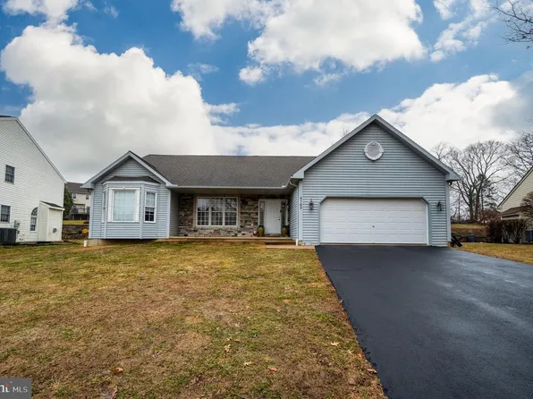 4143 Hill Terrace Dr, Sinking Spring, PA 19608