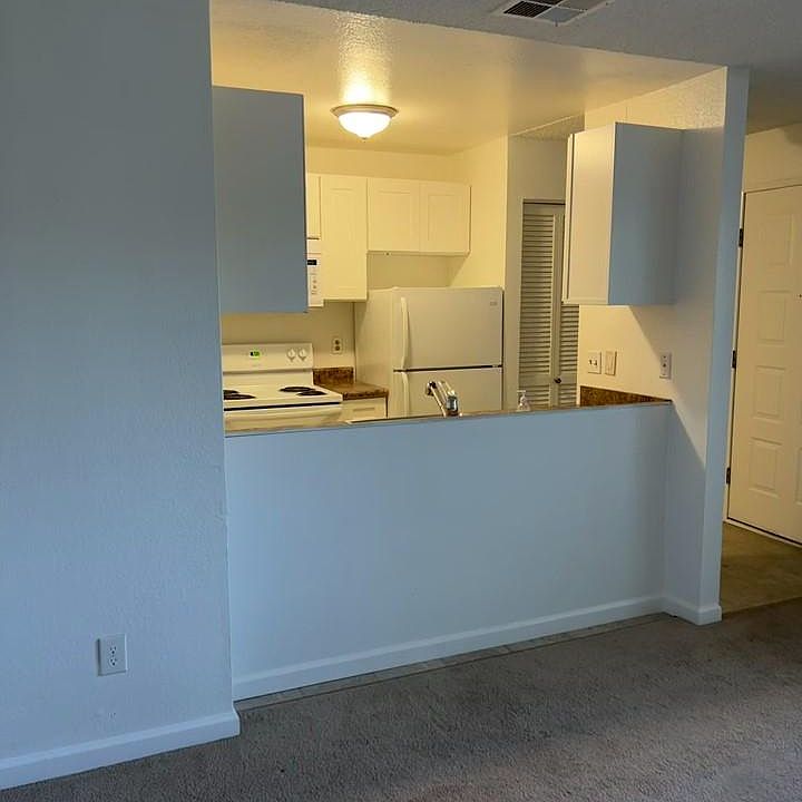 1st image of 14 Castlecrest Dr