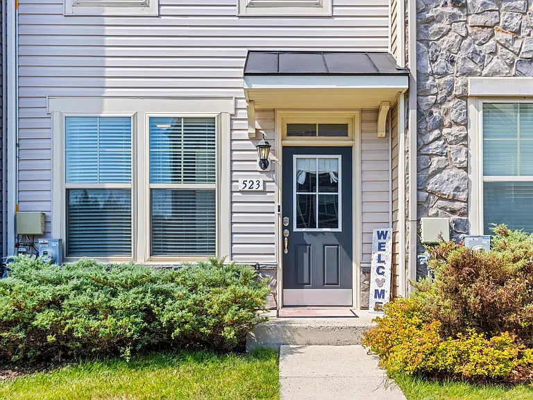 523 Pebblebrook Lane Gln — Photo 2