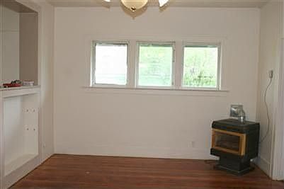 4th image of 206 N East St
