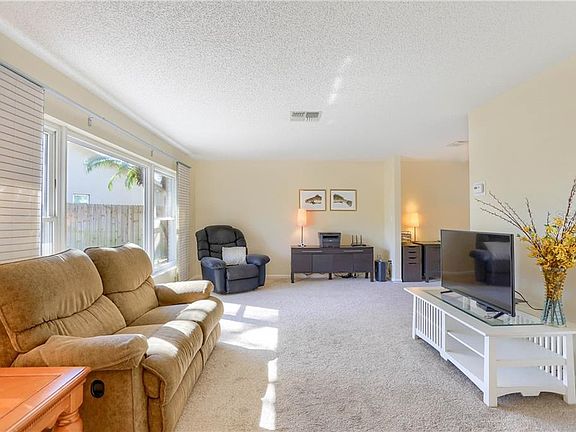 4th image of 37 Crane Ct