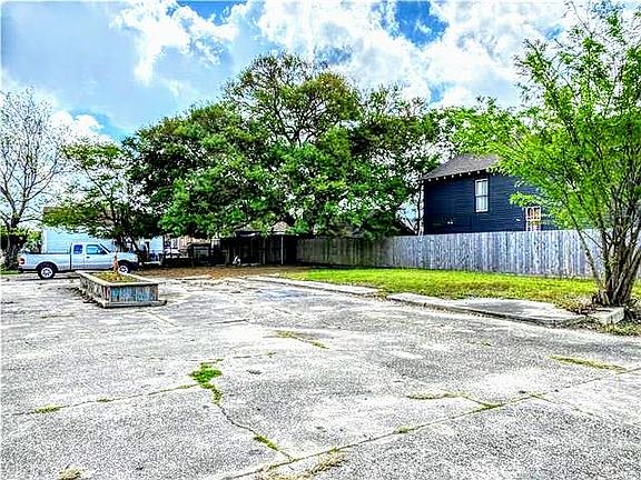 3rd image of 1441 Desire St