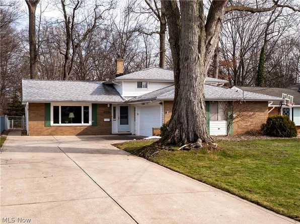 4057 Brendan Ln, North Olmsted, OH 44070