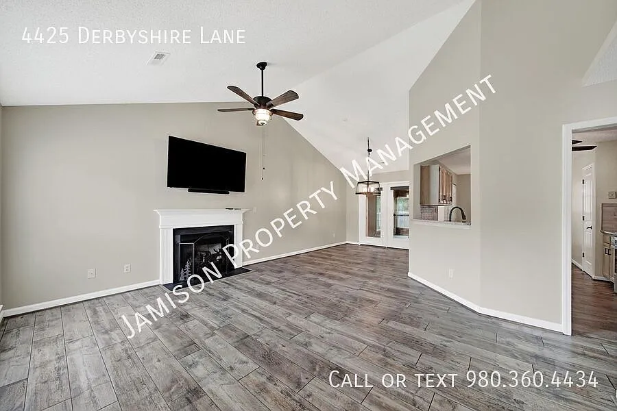 Charming 3 Bed 2 Bath Ranch Home in Matthews! — Photo 3