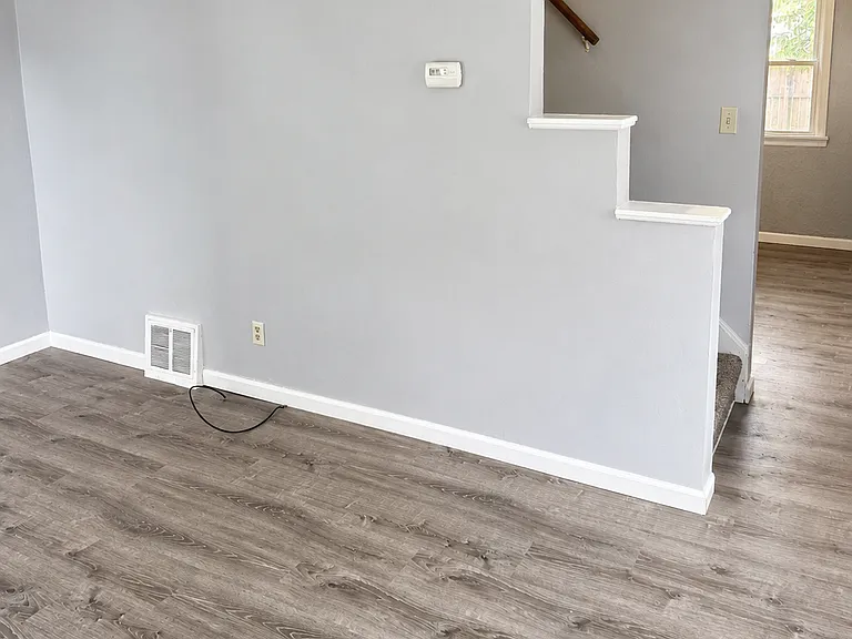 1146 Shadycrest Dr — Photo 3