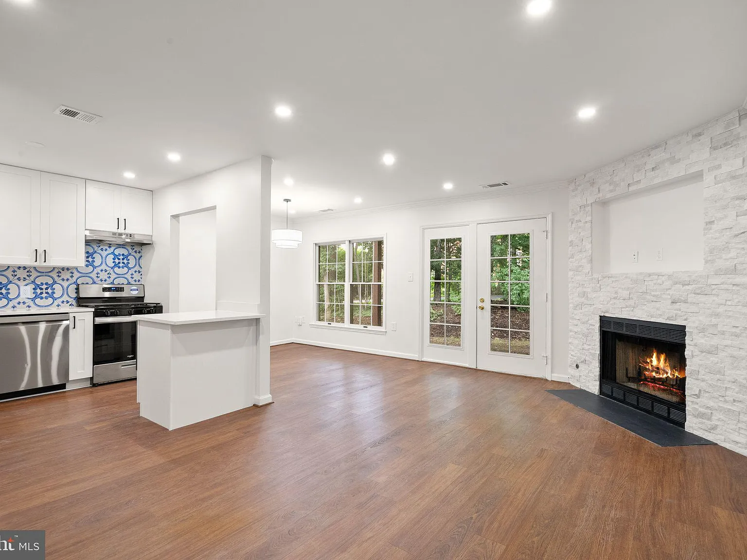 2 bed, 1.0 bath, 974 sqft, $2,800 — Photo 4
