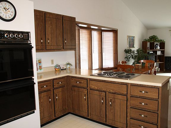 5th image of 30 Miraclair Dr