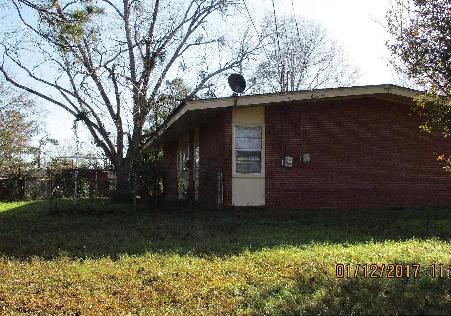 Nice three bedroom one bath — Photo 2