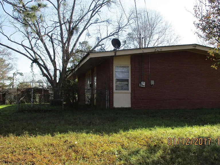 1904 Meadow Dr — Photo 2