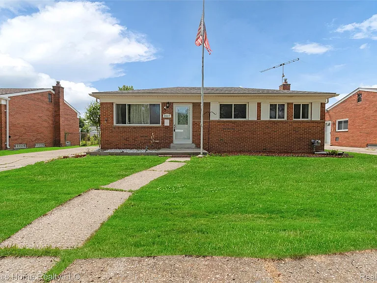 25217 Roan Ave — Photo 1
