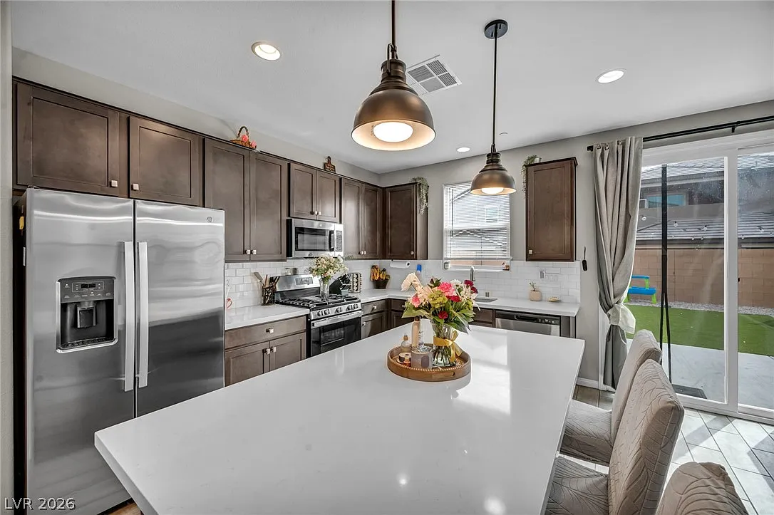3 bed, 2.5 bath, 1592 sqft, $2,675 — Photo 2