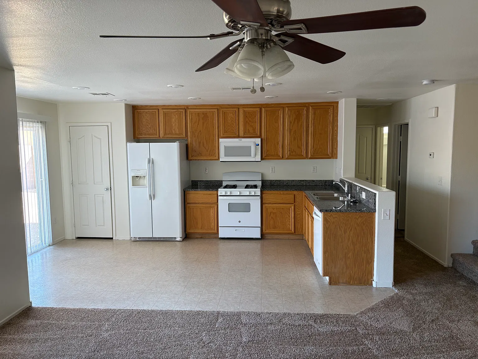 3 bed, 2.5 bath, 2480 sqft, $2,300 — Photo 4