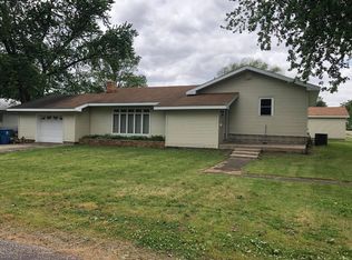 302 S Walnut St, Arrowsmith, IL 61722