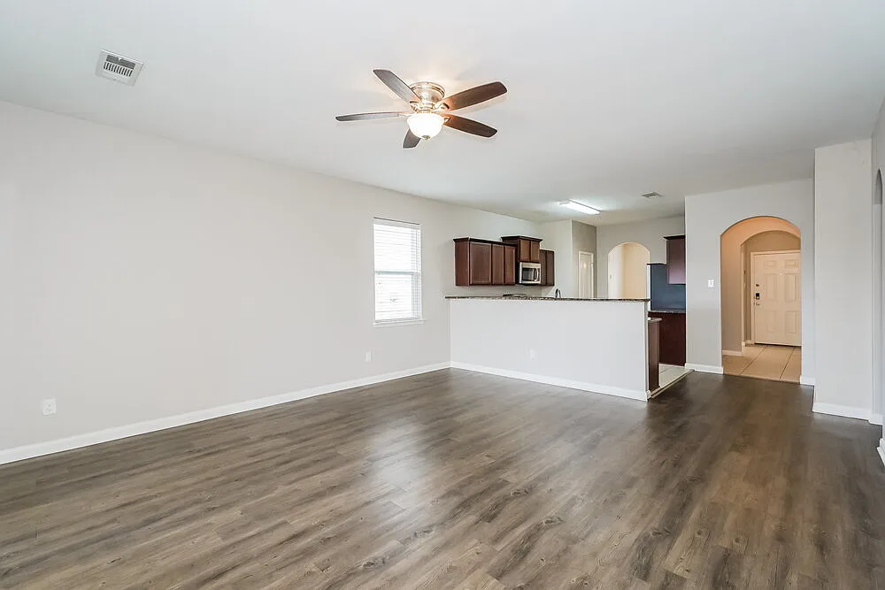 3 bed, 2.0 bath, 1597 sqft, $1,900 — Photo 4