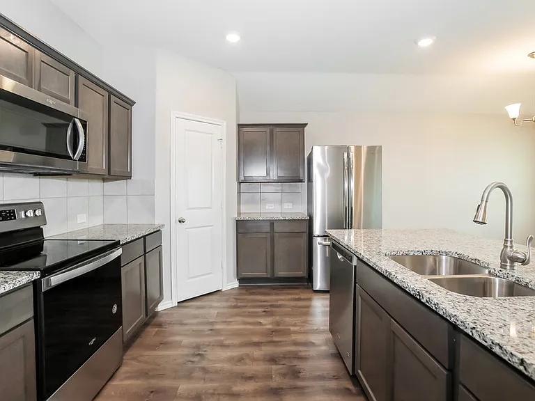 980 Alton Dr — Photo 7