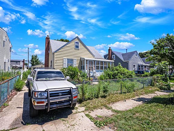 2nd image of 218 Venetian Boulevard