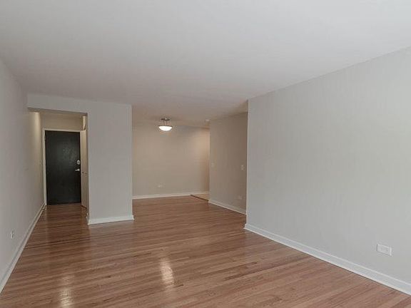 3rd image of 527 W Stratford Pl #583