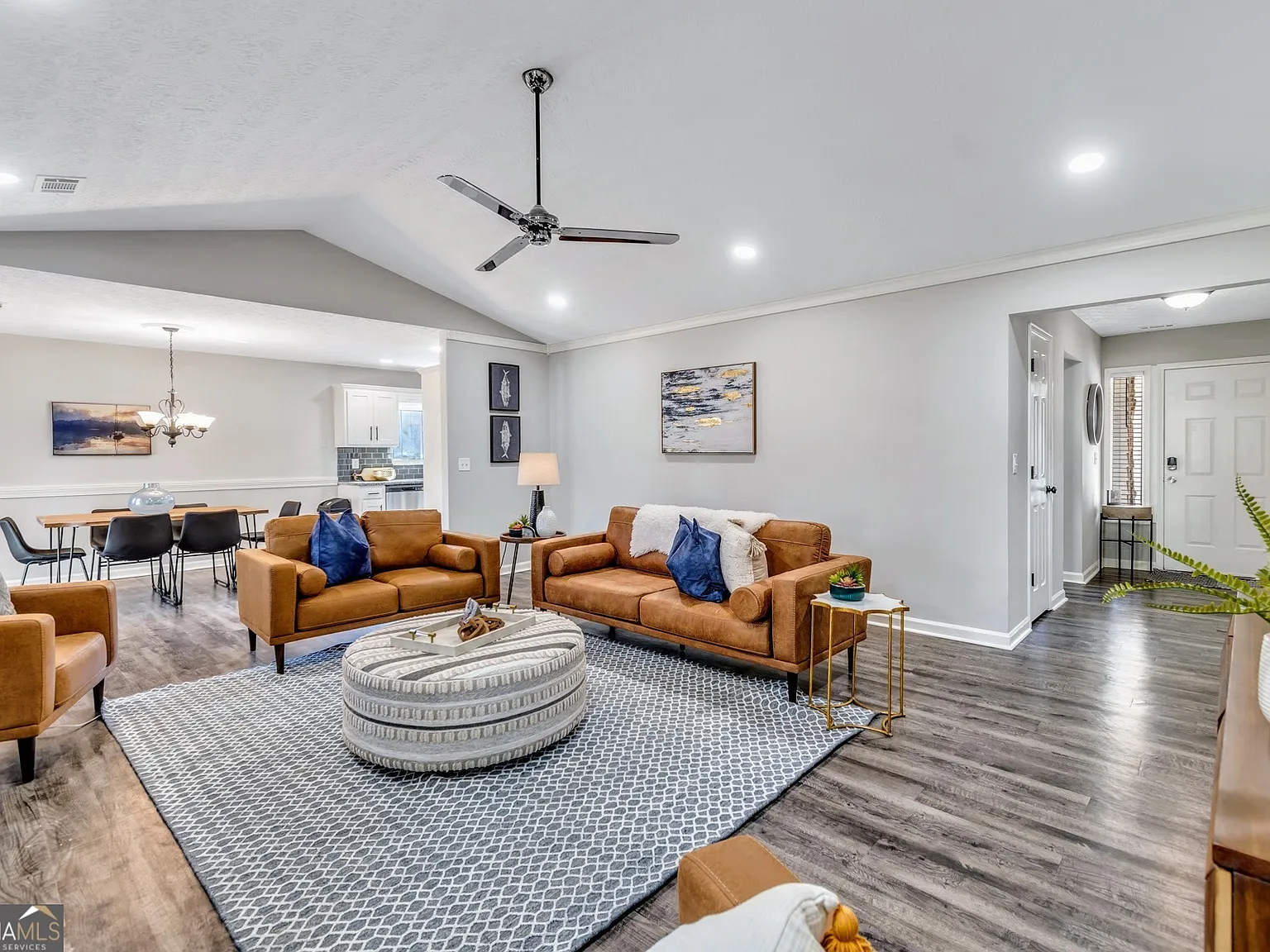 3 bed, 2.0 bath, 1600 sqft, $4,600 — Photo 3