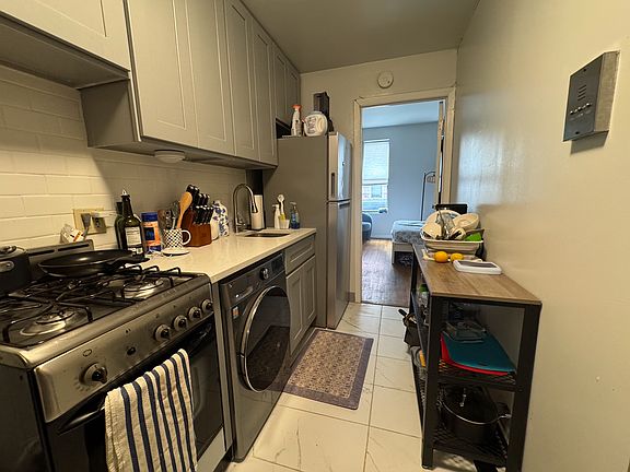 3rd image of 71 Thompson St APT 2B