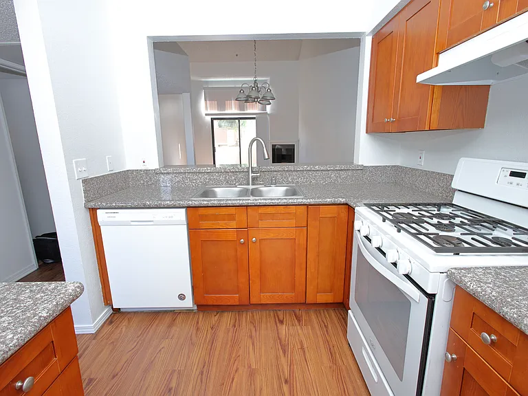 Sunset Plaza Apartments — Photo 12