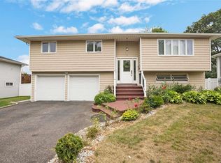 56 Beaumont Dr, Plainview, NY 11803