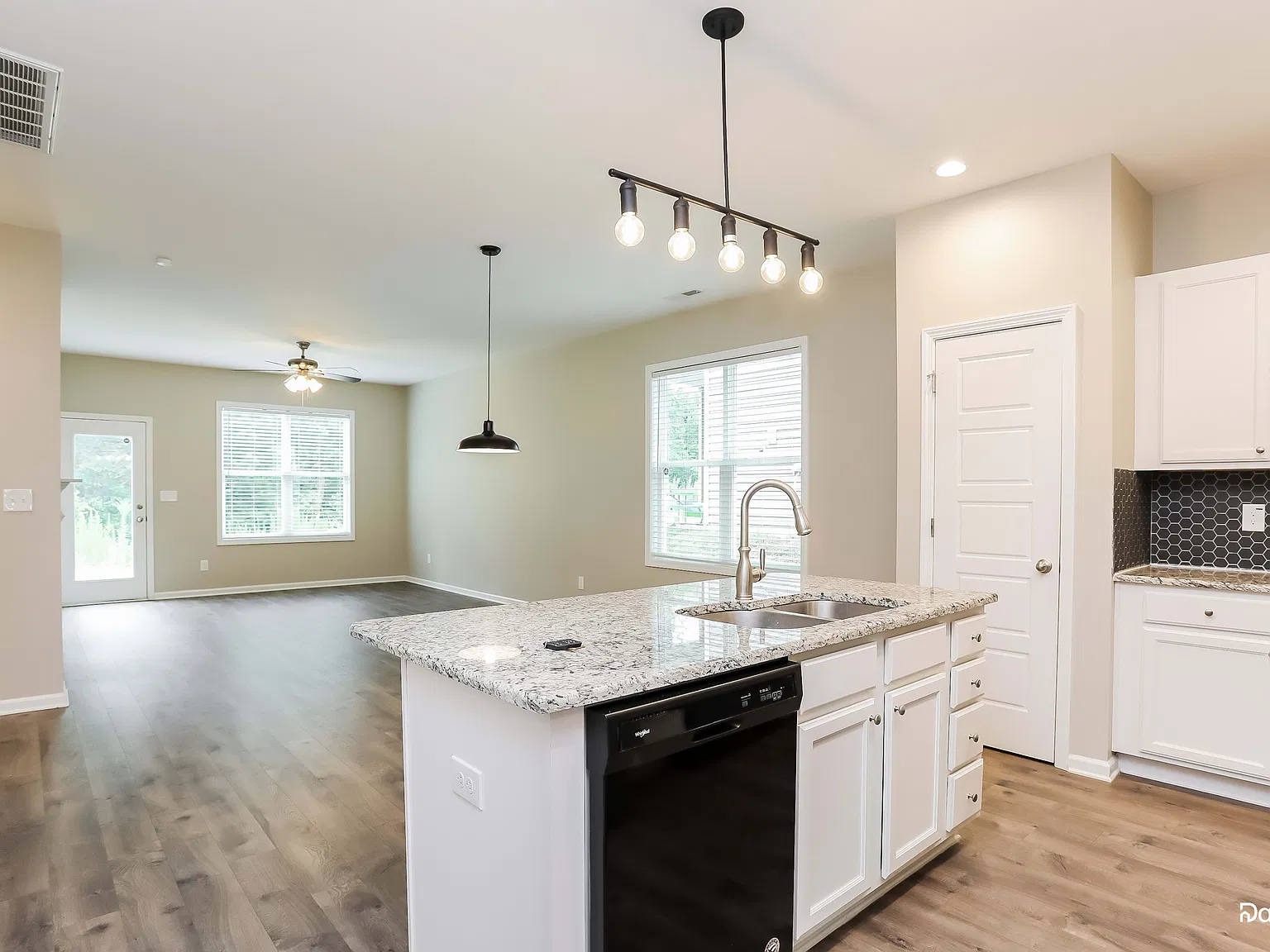 3 bed, 2.0 bath, 1321 sqft, $1,905 — Photo 4