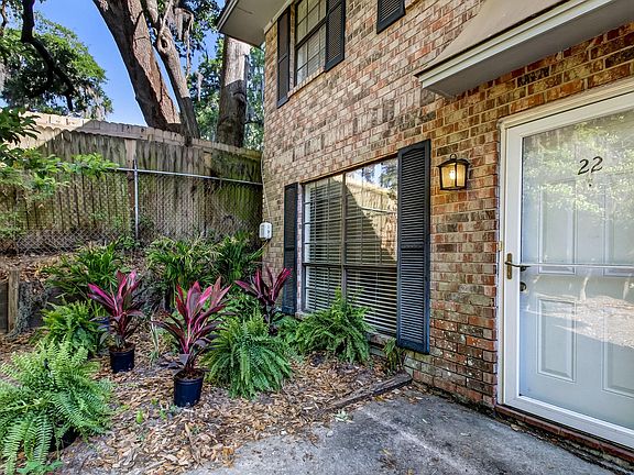 3rd image of 2220 E Victory Dr APT 22