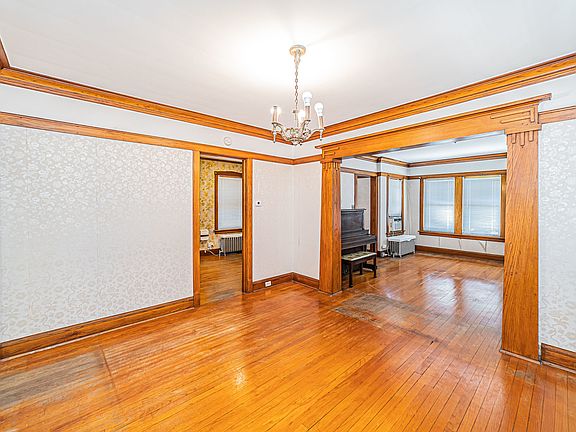 3rd image of 5240 W Newport Ave
