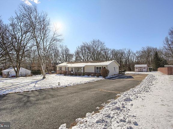 4th image of 17 Pinetree Dr