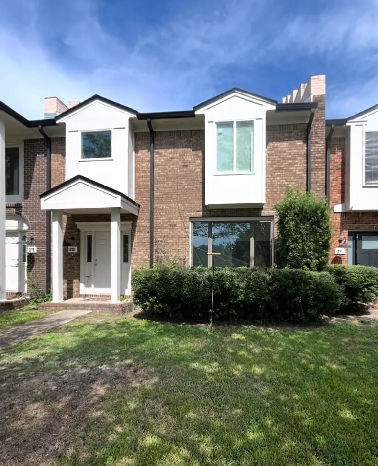 3 bed, 2.5 bath, 1904 sqft, $2,400 — Photo 1