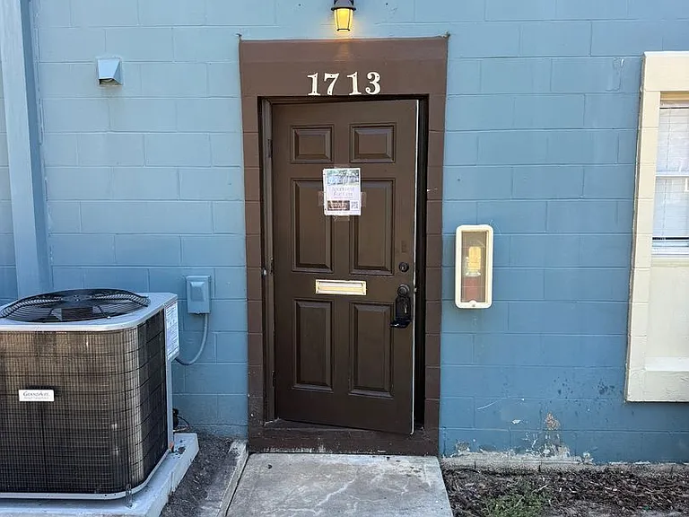 1713 NE 2nd St — Photo 1