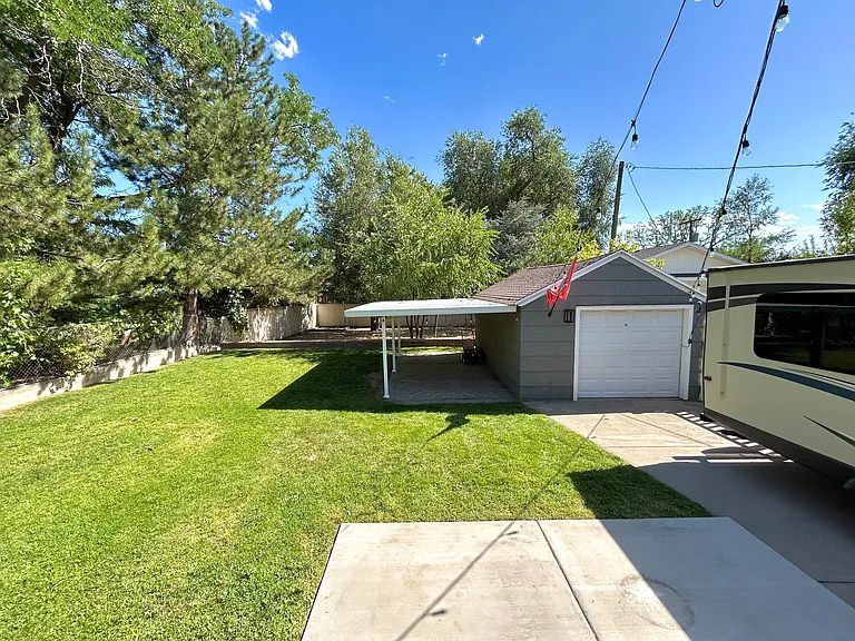 2048 E Sunnyside Ave — Photo 2