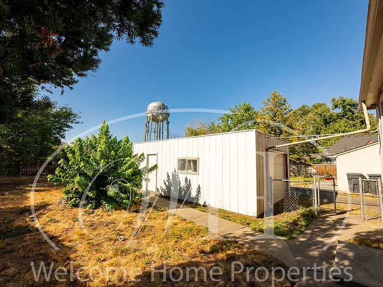 320 SE 4th St — Photo 27