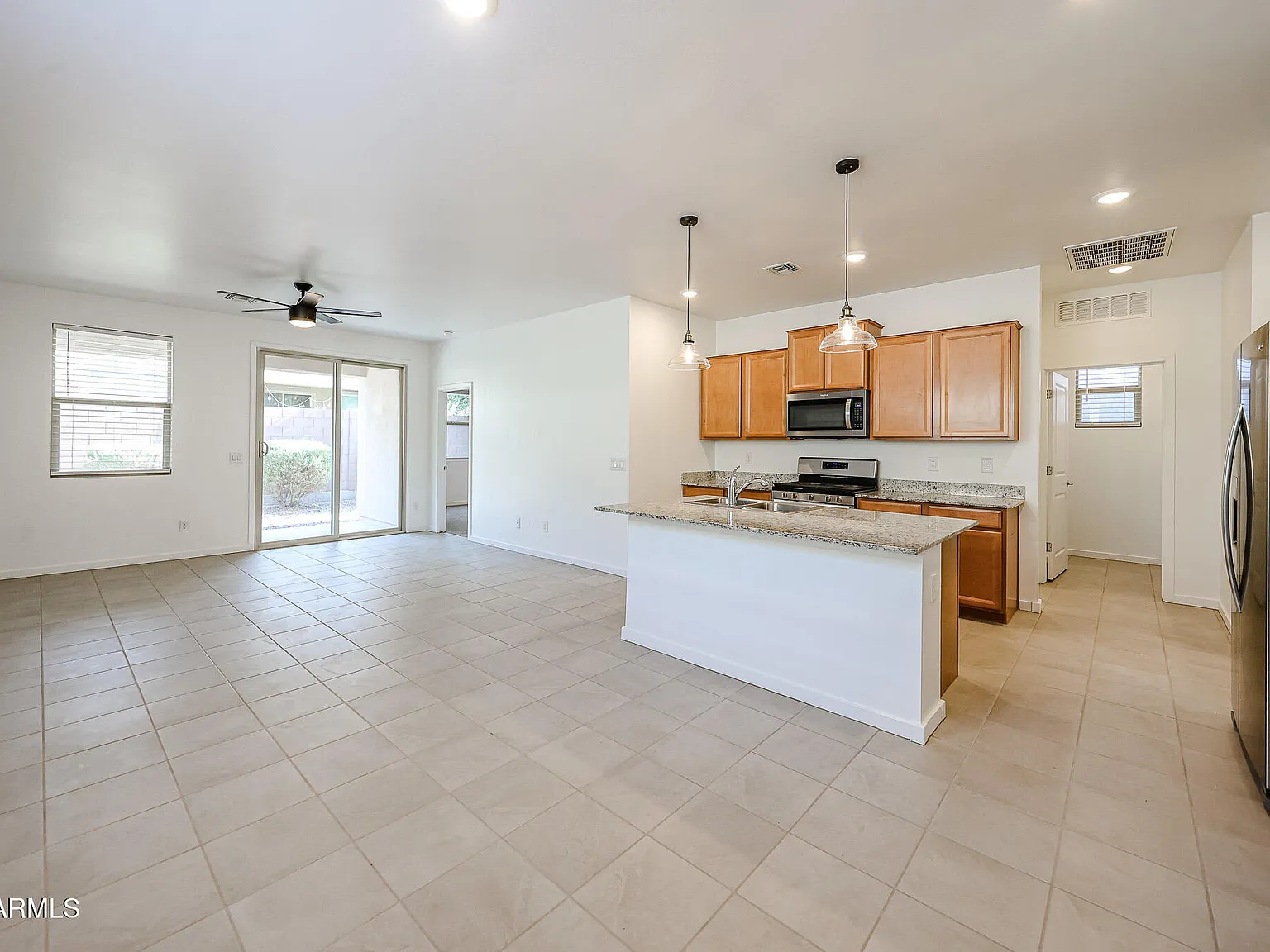 3 bed, 2.0 bath, 1324 sqft, $2,000 — Photo 4