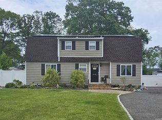 7 Albright Rd, Coram, NY 11727