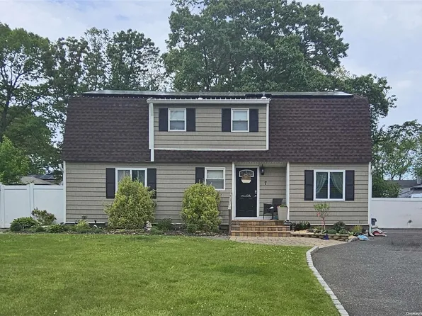 7 Albright Road, Coram, NY 11727