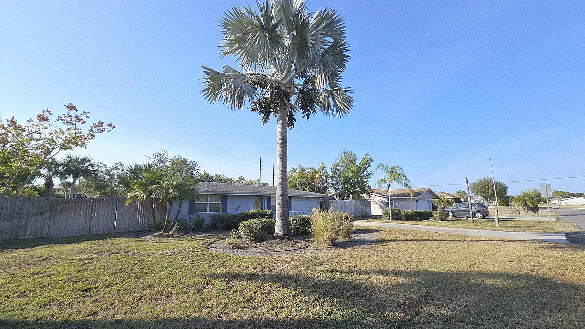 305 805 E 3rd St - 805 E 3rd St