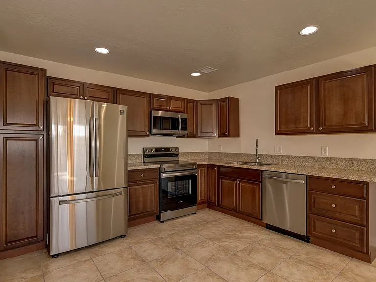 3027 N Corrine Dr — Photo 10